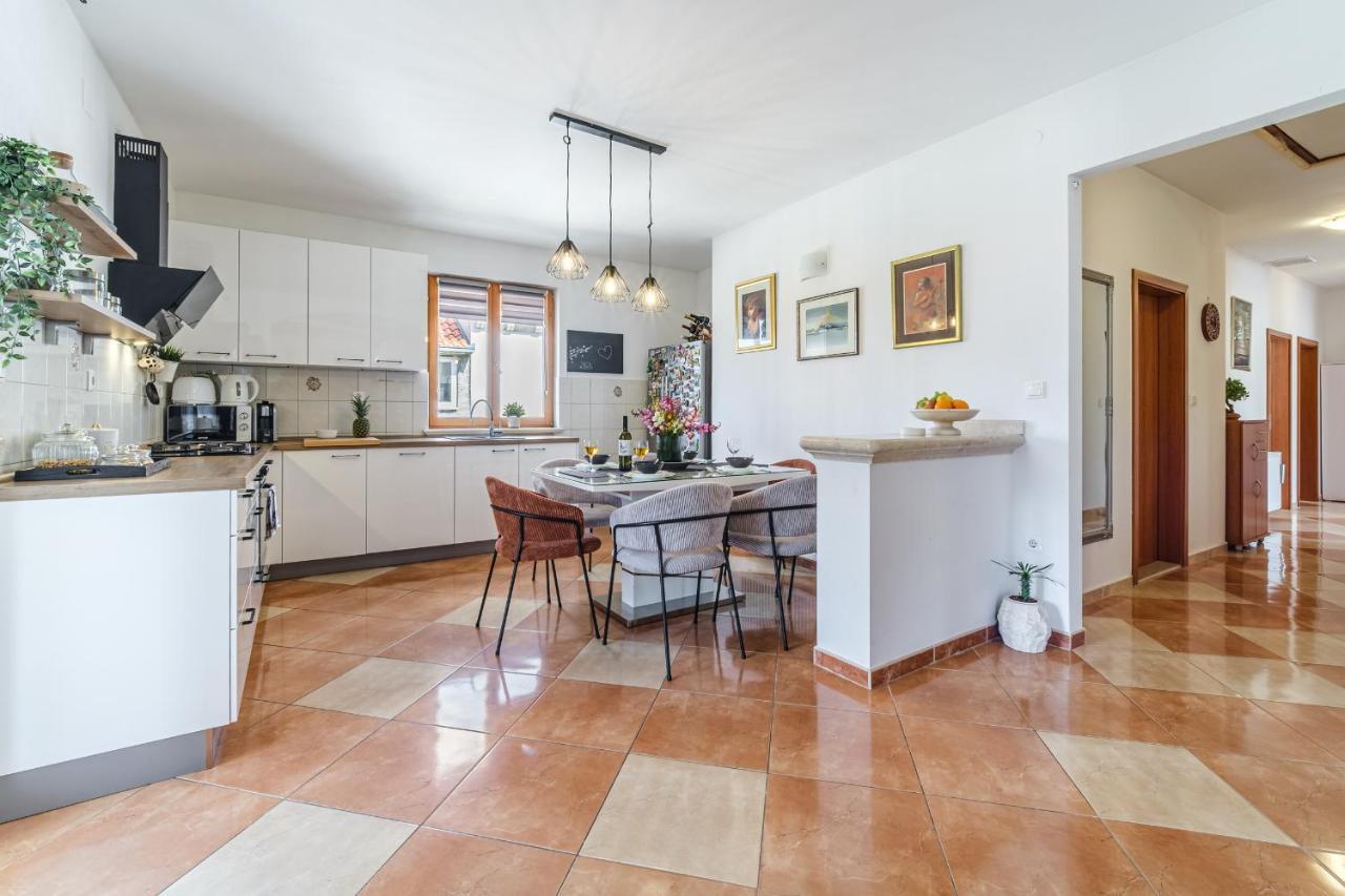 Guest House Barbara Nerezisca Екстер'єр фото