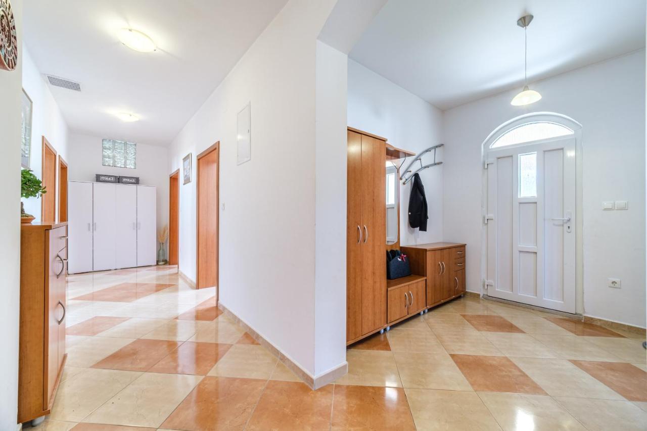Guest House Barbara Nerezisca Екстер'єр фото