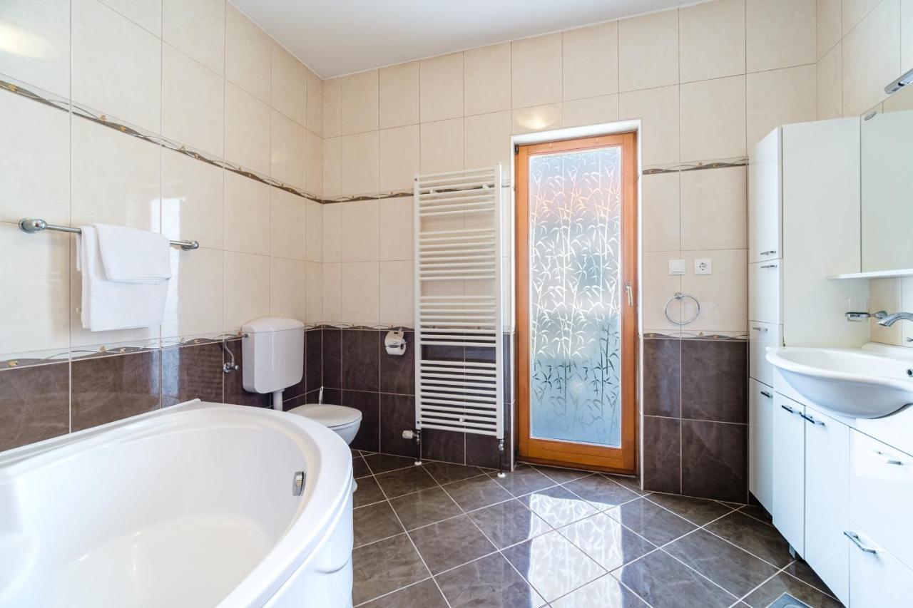 Guest House Barbara Nerezisca Екстер'єр фото